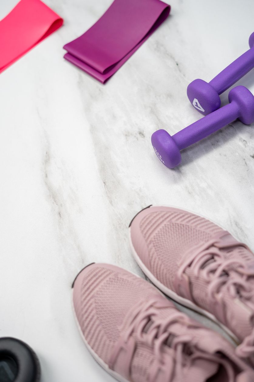 Dumbbells and resistence bands in pastel colors.